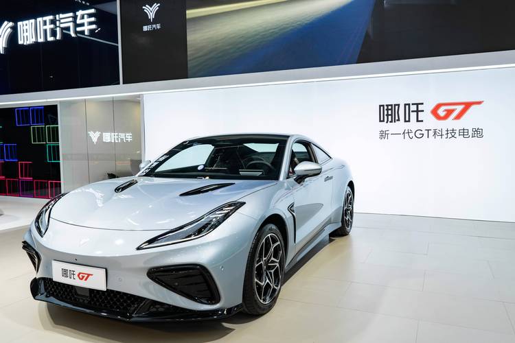 佛山64哪吒汽车在智能汽车领域的表现，领途汽车在新能源汽车市场中的影响力